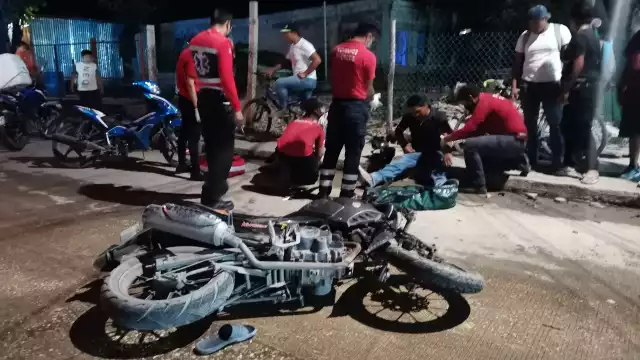 Al no respetar el alto obligatorio, motociclista choca de frente con otro en Ciudad del Carmen