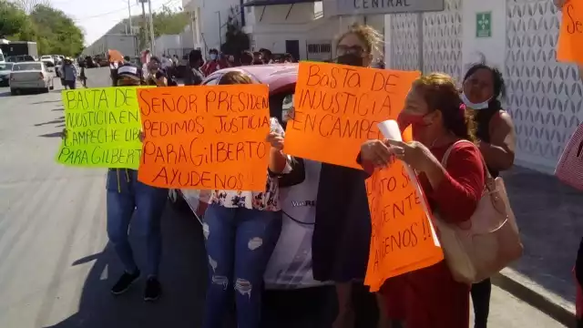 Asimismo, se encontraba en el lugar la secretaria nacional de trabajadores de la educación que pidió apoyos para los maestros