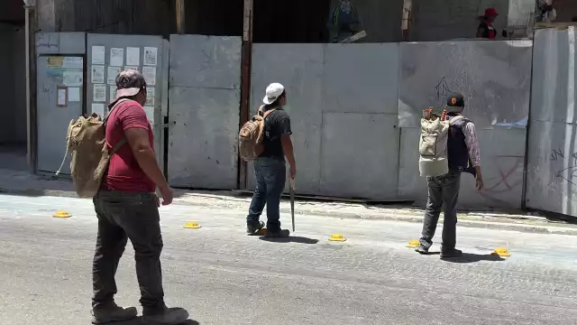 Los obreros salen a buscar trabajo cada día y las obras están paradas.