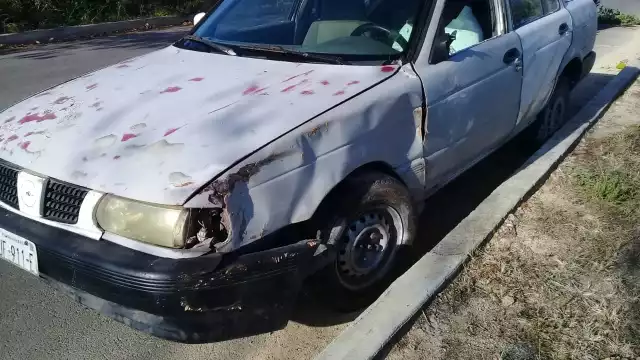 Por exceso de velocidad vehículo se impacta contra un camellón en Chetumal