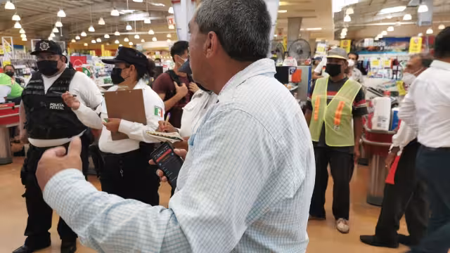 La pareja fue interceptada por cuatro elementos de seguridad cuando abandonaban el supermercado
