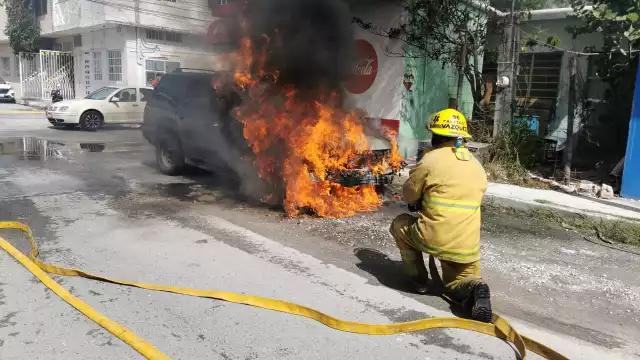 Unidad queda en cenizas en Campeche; exhortan a prevenir siniestros