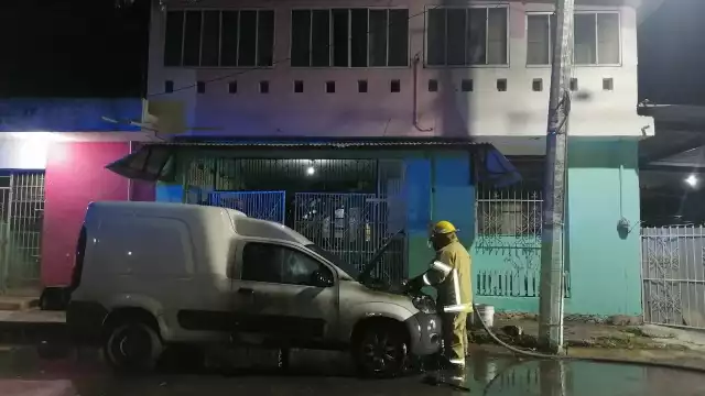 Los elementos del cuerpo de bomberos encontraron la unidad envuelta en llamas por lo que procedieron a sofocarlo