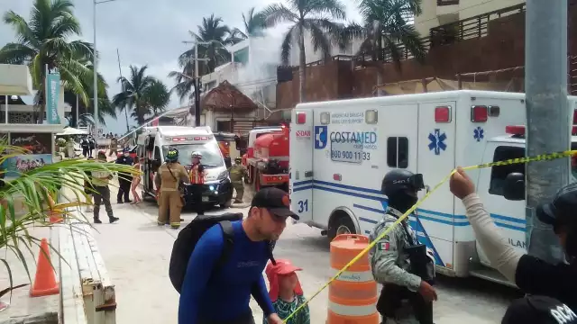 De la explosión una palapa empezó a incendiarse ante la presencia de los turistas