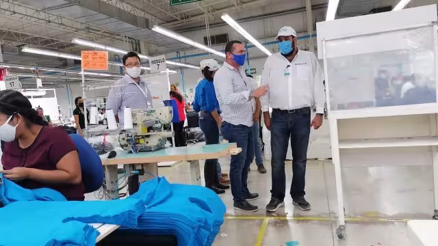 Esteban Abraham Macari visitó una fábrica de telas y prendas de vestir