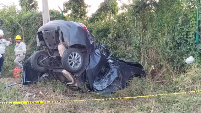 La zona del accidente en la Tulum-Playa del Carmen fue cerrada para el retiro del automóvil