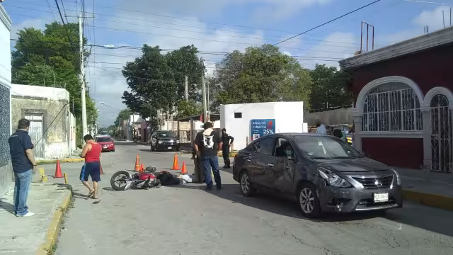 El motociclista impactó contra el automóvil