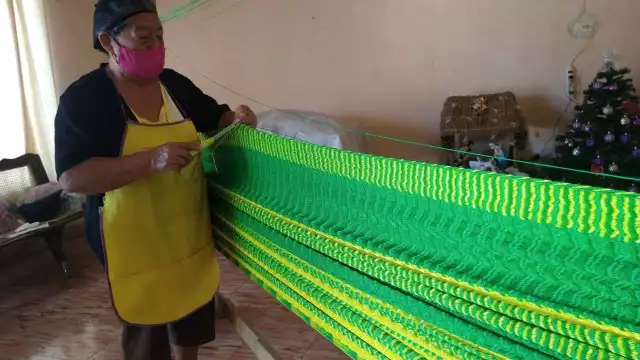 En relación con los precios, la artesana comenta que van de los mil hasta los dos mil pesos