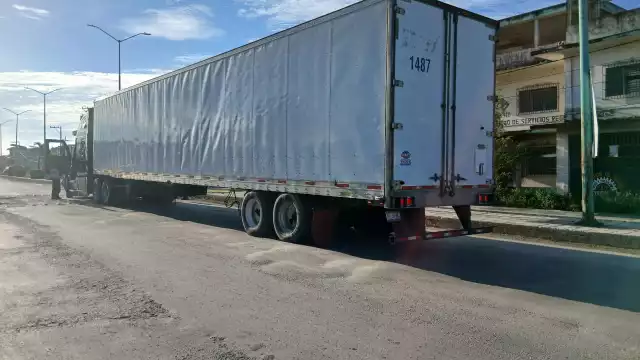 Tractocamión queda varado en plena avenida de Escárcega por falla mecánica