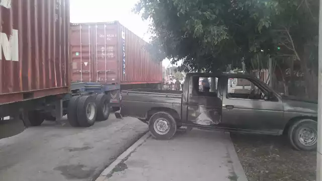 Un accidente de tránsito entre un tráiler y una camioneta resultó en solo daños materiales