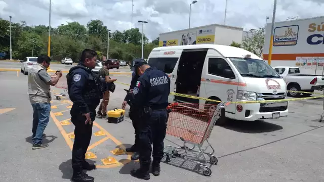 Policías acudieron hasta la tienda Chedraui en Carrillo Puerto para indagar sobre el robo perpetrado en el estacionamiento del sitio