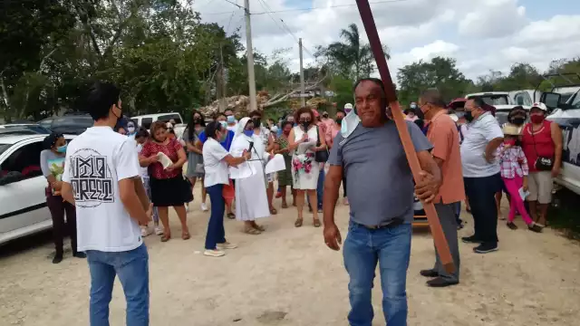 El grupo de hombres, mujeres y niños avanzaba lentamente, arrastrando los pies