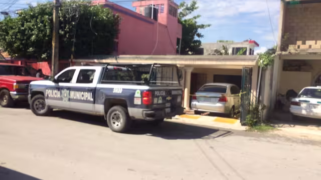 Esposa encuentra a su pareja sin vida debajo de una escalera en la región 219, en Cancún. Foto: Rafael García