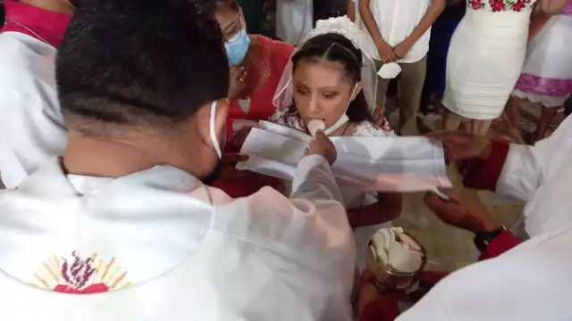 43 niñas, niños y jóvenes recibieron por primera vez la eucaristía. Foto: Ivan de Jesús May Cen