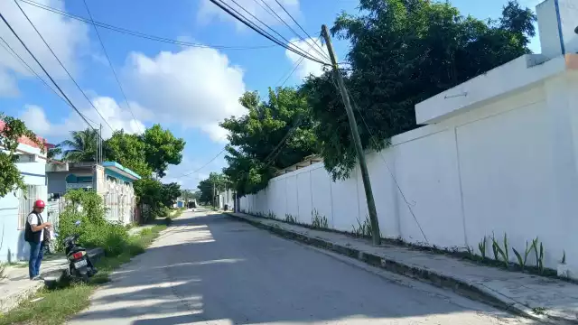 Vecinos denuncian poste de TELMEX cuarteado en la colonia Ricardo Flores Magón.