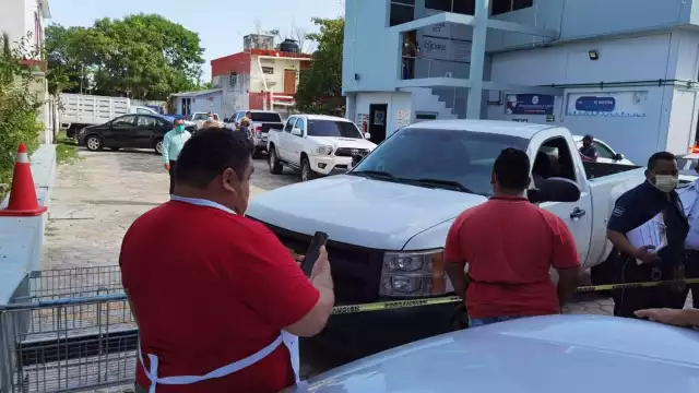 Sin importar nada compañero de trabajo y familiares del joven lo cargaron y subieron a la paila de una camioneta
