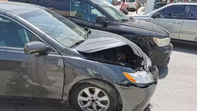 Los vehículos quedaron atravesados a media calle tras el fuerte impacto