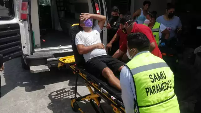 El hombre fue trasladado a un hospital para atender sus heridas