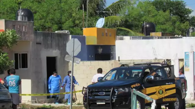 El menor se asomó por una ventana de la vivienda, donde vio a su padre suspendido del cuello