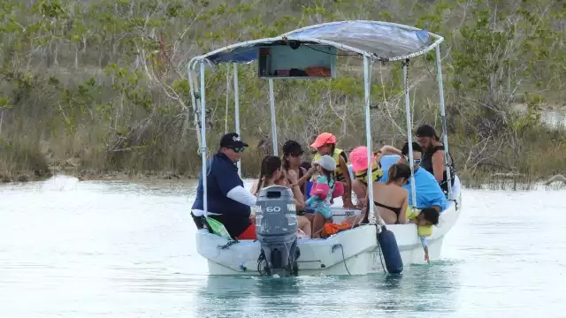 Embarcaciones y motos de agua cruzan por zonas donde la navegación es restringida y ponen en riesgo a los bañistas