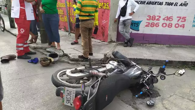 Taxista se pasa alto y arrolla a pareja en motocicleta en Ciudad del Carmen