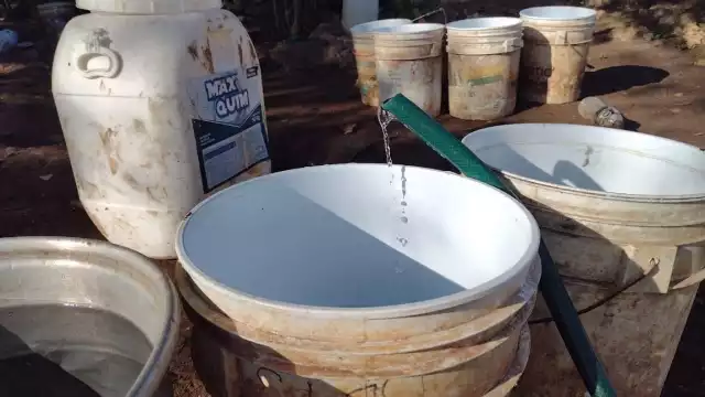 La carencia ha llevado a que no tengan para lavar los trastes o bañarse