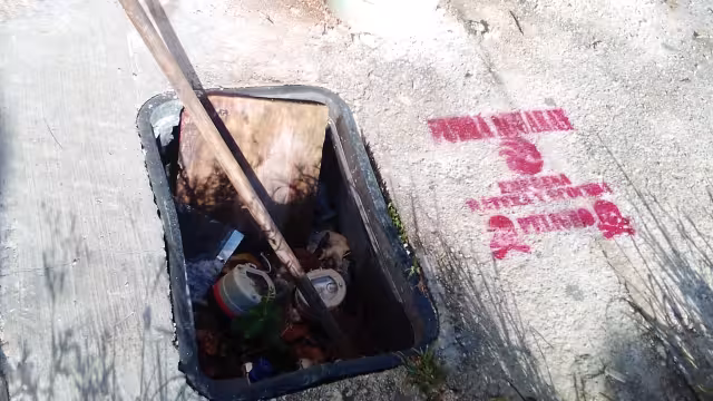 El registro de Aguakán no tiene tapa y tiene un palo para advertir a los vecinos de Villas del Sol para que no caigan