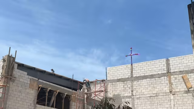 Albañiles de Mérida siguen la tradición del Día de la Santa Cruz