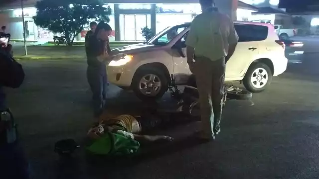 Motociclista se impacta contra camioneta en Mérida