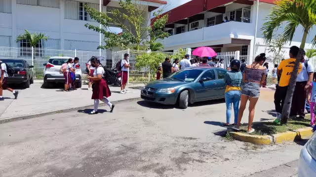 En las capturas se puede apreciar la forma en que el maestro tiene contacto con sus alumnas