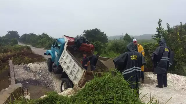 El vehículo estaba a punto de cruzar el angosto puente cuando su parte trasera se hundió quedando varado en el sitio