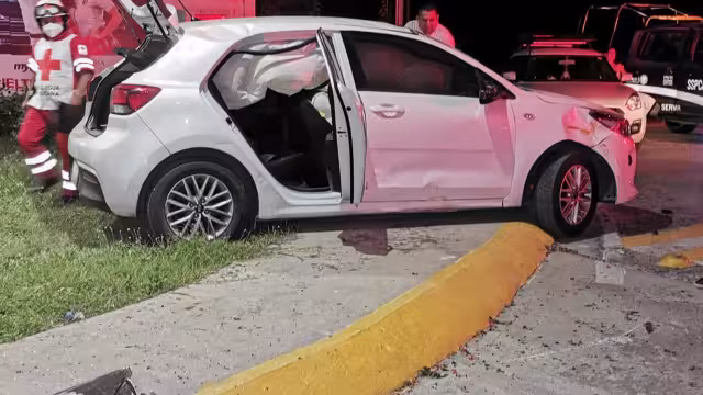 De los golpes, la mujer presentaba sangrado en el rostro, por lo que fue atendida por paramédicos de la Cruz Roja