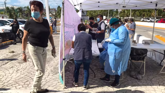 Las personas comenzar a hacer fil para que les sea aplicada la prueba del COVID-19