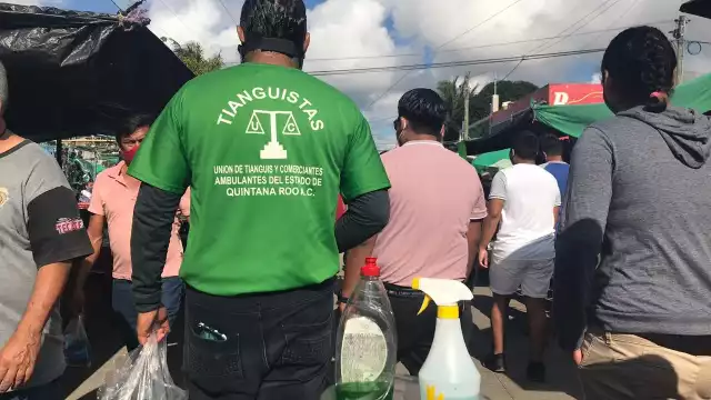 No todos los visitantes utilizan la cabina sanitizante ni el jabón que colocan en los pasillos del tianguis. Fotos: Karla Cauich