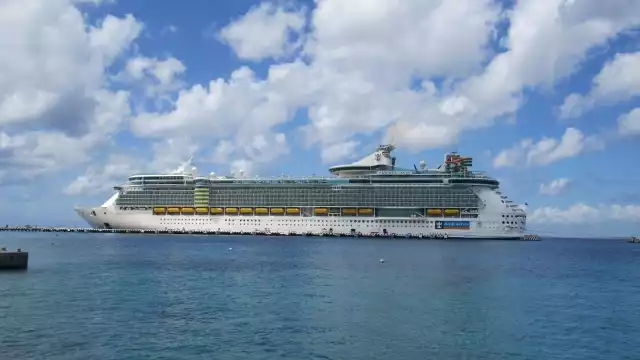 Más de dos mil cruceristas que visitaron este domingo el destino a bordo del navío de la Royal Caribbean Cruise Line