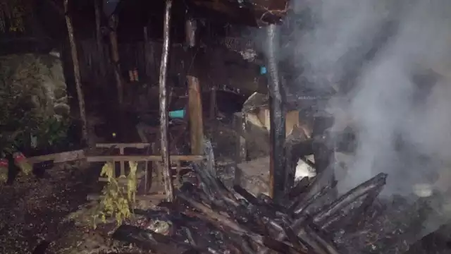 Bomberos apagaron las llamas para evitar que el fuego alcanzara a más viviendas cercanas al lugar del incendio en la comunidad UH May