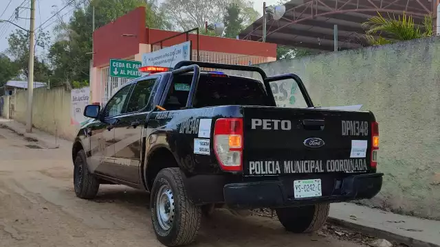 En diferentes ventanas del centro educativo se puede observar como existen las huellas plasmadas de los cacos al intentar abrirlas. 
