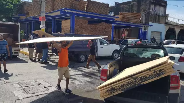 En tlapalerías la gente demandaba clavos y sogas para amarrar tinacos. Foto: Víctor Rodríguez