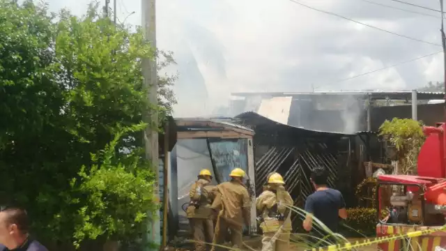 El aire hizo que una de las chispas se avivara y volaran hacia una columna de madera
