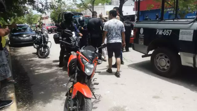 En las cámaras se observaban cómo dos hombres intentaron llevarse una motocicleta, lo que alertó a las autoridades policiacas