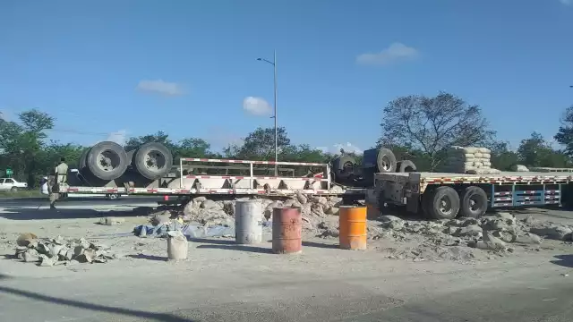 Personal de bomberos y agentes de la Secretaría de Seguridad Pública (SSP) fueron los primeros en llegar al lugar del accidente