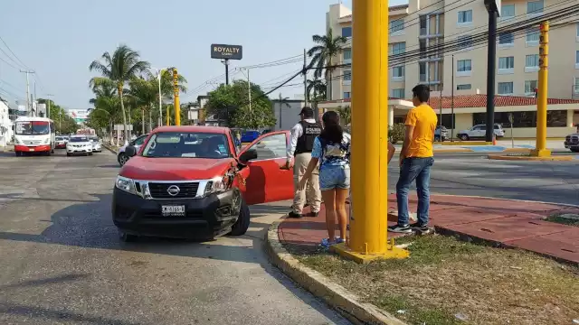 La joven no alcanzó a ver ni el modelo ni el color del auto que provocó el accidente