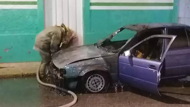El auto fue consumido por las llamas por un cortocircuito