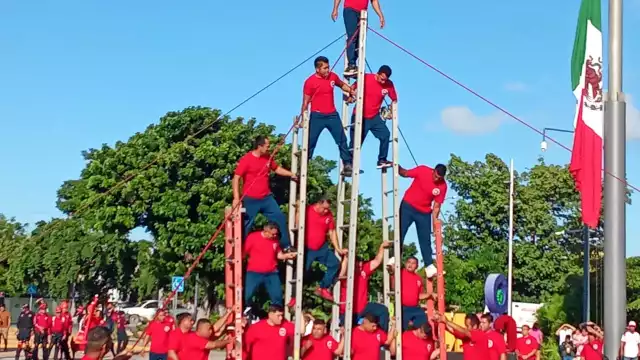 El evento destacó por la participación de los bomberos con sus pirámides humanas