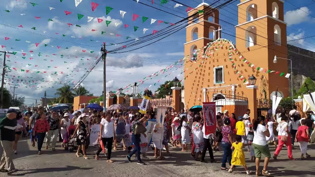 Varios centros pastorales llegaron con estandarte a la procesión de la virgen