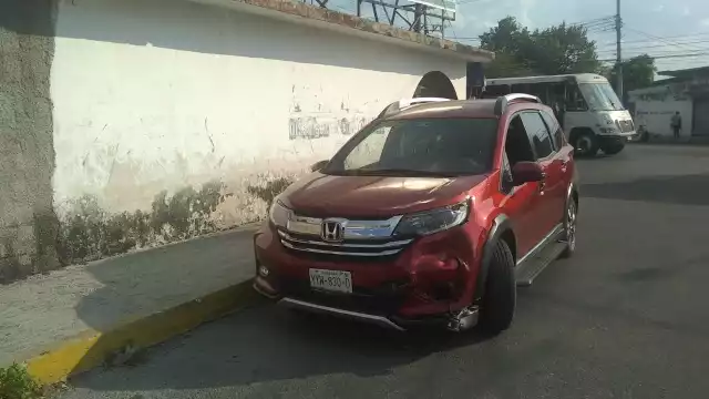 La camioneta quedó abollada por el golpe