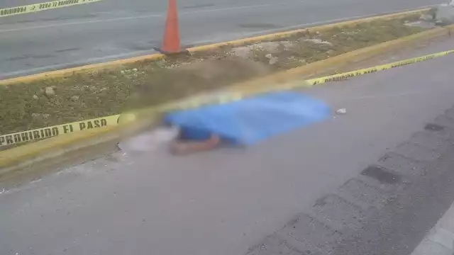 El cuerpo quedó a un costado de la carretera, frente a una gasolinera