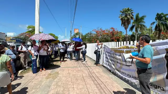 Maestros de Chetumal manifiestan inconformidad a días de iniciar las clases