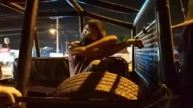 Uno de los vecinos lo enfrentó para tratar de detenerlo, pero el sujeto lo agredió y lo lesionó