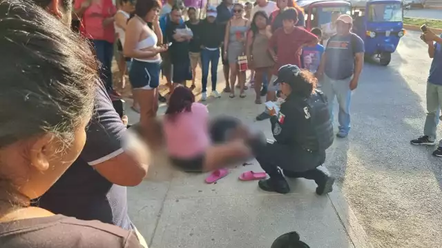 Al lado se halla un mujer quien de manera extraoficial se cree que es familiar de la víctima